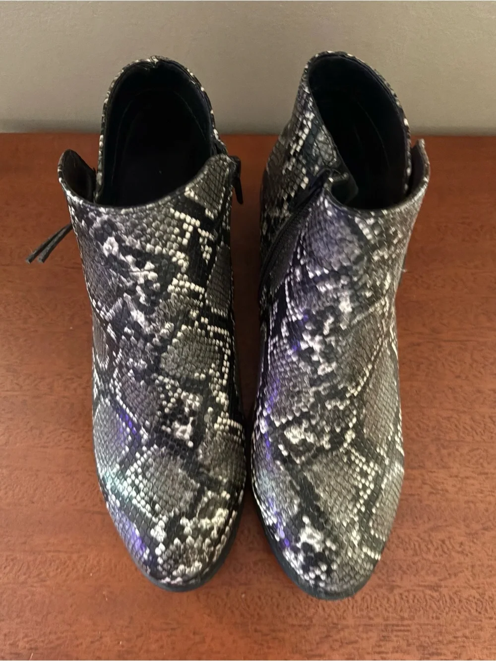 Arizona Jean Company Black & Gray Snake-Print Ankle Booties Size 8